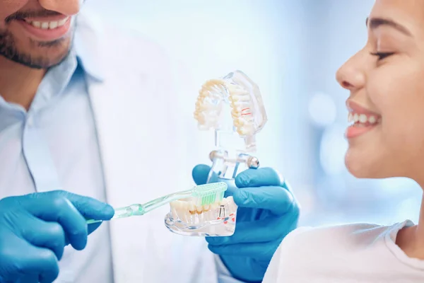 Dentist Demonstrating Best Way Brush Teeth Patient — Foto Stock