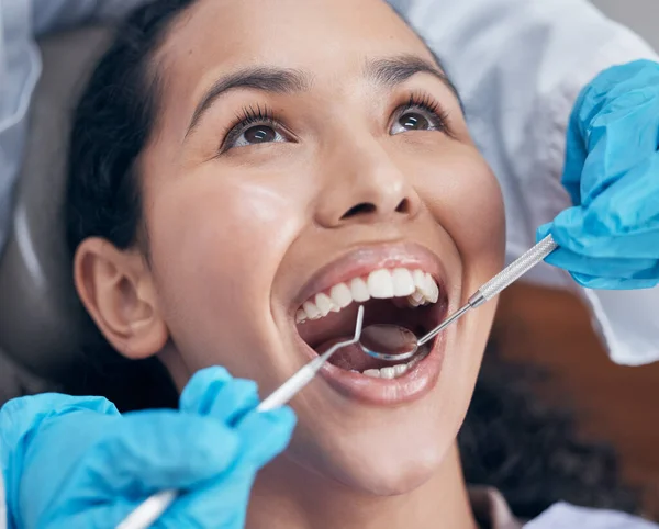 Dentista Que Verifica Progresso Paciente Jovem — Fotografia de Stock