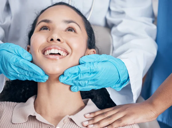 Dentista Verificando Seu Trabalho Manual Após Procedimento — Fotografia de Stock