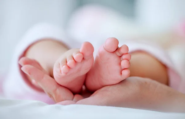 Mother Holding Her Babys Feet While Sleep — ストック写真