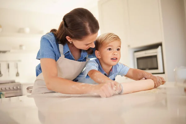 Eine Junge Mutter Rollt Mit Ihrem Sohn Teig Aus — Stockfoto