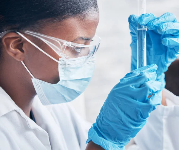 Ein Junger Wissenschaftler Arbeitet Mit Reagenzgläsern Einem Labor — Stockfoto