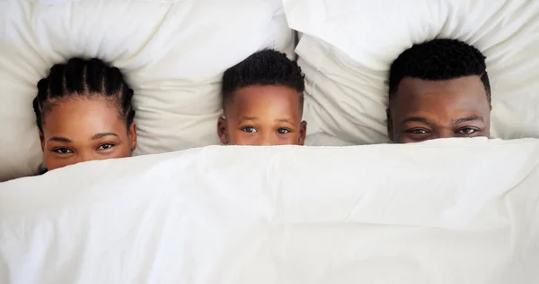 High Angle Shot Family Peeking Blanket While Lying Bed Together — Stock Photo, Image