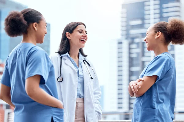 Giovane Medico Caucasico Con Camice Laboratorio Fuori Parlare Con Infermiere — Foto Stock