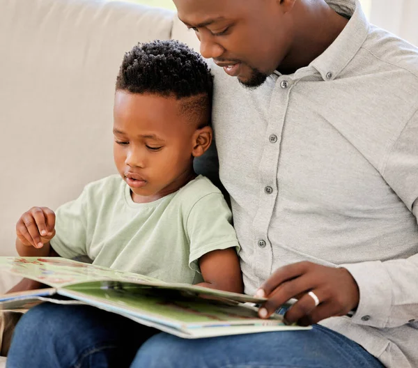Jonge Afro Amerikaanse Vader Leest Een Boek Met Zijn Zoon — Stockfoto