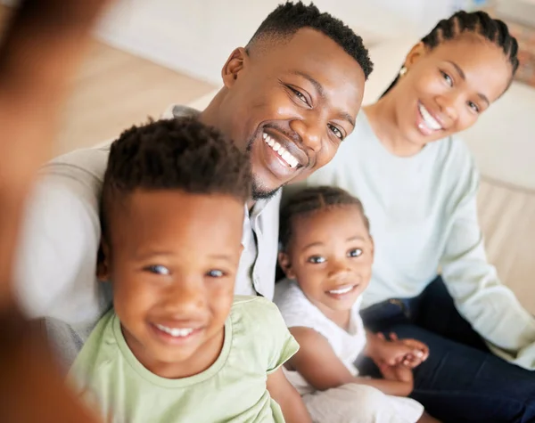 Ritratto Una Giovane Famiglia Afroamericana Sorridente Seduta Legata Salotto Casa — Foto Stock