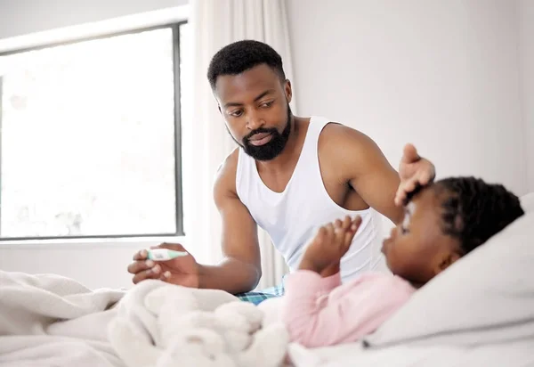 Father Caring His Sick Daughter Home — Stock Photo, Image