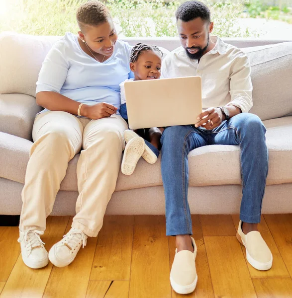 Een Gezin Dat Thuis Samen Een Laptop Gebruikt — Stockfoto