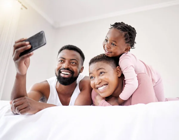 Young Family Bonding Bed Together — Stock Photo, Image