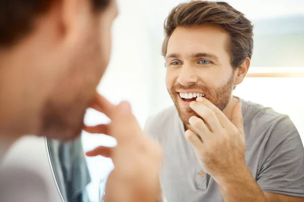 Ein Gutaussehender Mann Checkt Seine Zähne Heimischen Badezimmer Kaukasischer Mann — Stockfoto