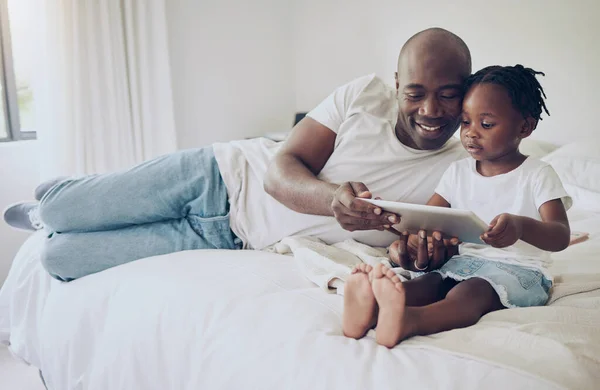 Een Vader Dochter Die Thuis Samen Een Digitale Tablet Gebruiken — Stockfoto