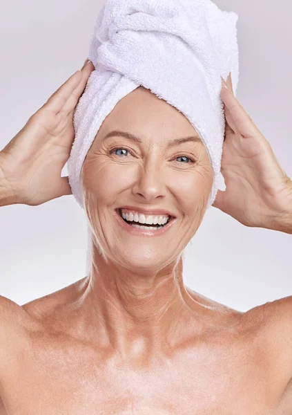 Portrait Mature Caucasian Woman Wearing Towel Her Head Enjoying Refreshing — Photo