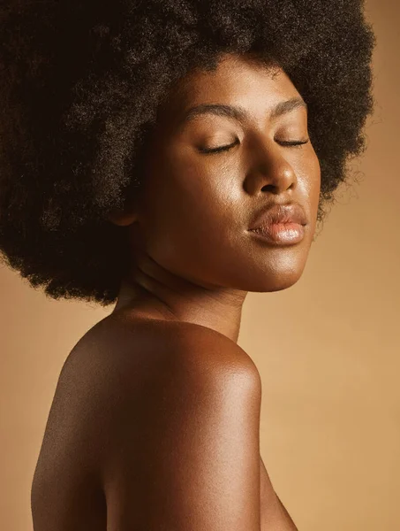 Magabiztos Afro Amerikai Egy Természetes Afro Pózol Ellen Barna Stúdió — Stock Fotó