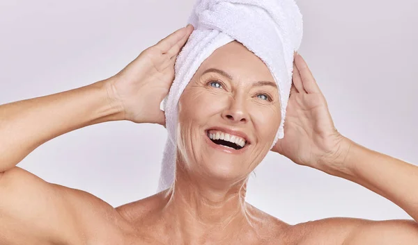 Relaxed Mature Caucasian Woman Wearing Towel Her Head Enjoying Refreshing — Stock Photo, Image
