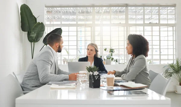 Three Businesspeople Having Meeting Together Table Work Business Professionals Talking — Foto de Stock