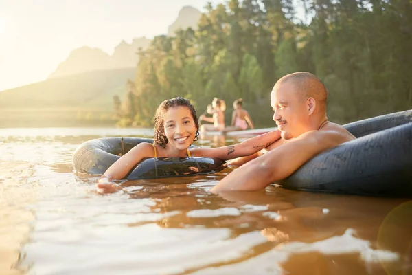 Jovem Casal Passar Tempo Juntos Lago — Fotografia de Stock