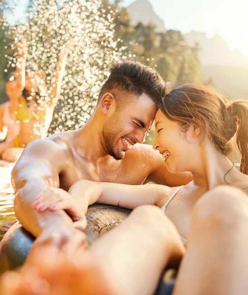 Jovem Casal Passar Tempo Juntos Lago — Fotografia de Stock