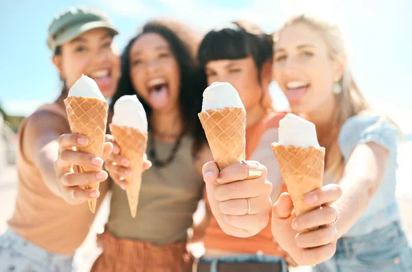 Cropped Portrait Group Attractive Young Girlfriends Enjoying Ice Creams Beach — ストック写真