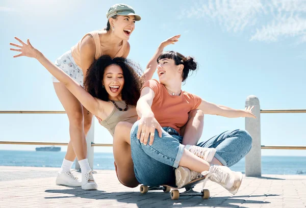 Plná Délka Záběr Různorodé Skupiny Žen Sbližování Při Hraní Skateboard — Stock fotografie