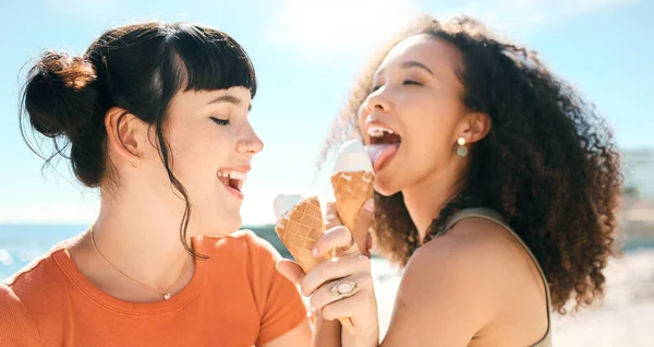 Duas Atraentes Jovens Namoradas Desfrutando Sorvetes Praia — Fotografia de Stock