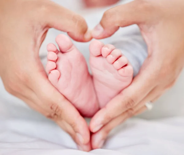 Closeup Hands Parent Forming Heart Shape Tiny Newborn Baby Feet — Stockfoto