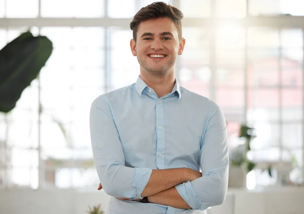 Jonge Blanke Zakenman Stond Met Zijn Armen Gekruist Een Kantoor — Stockfoto