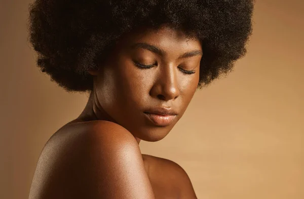 Gyönyörű Afro Amerikai Afro Hajjal Ragyogó Ragyogó Bőrrel Barna Stúdió — Stock Fotó