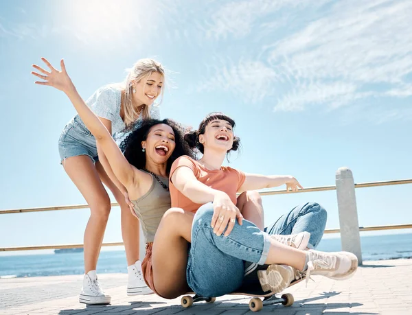 Full Length Shot Diverse Group Women Bonding While Playing Skateboard — Photo