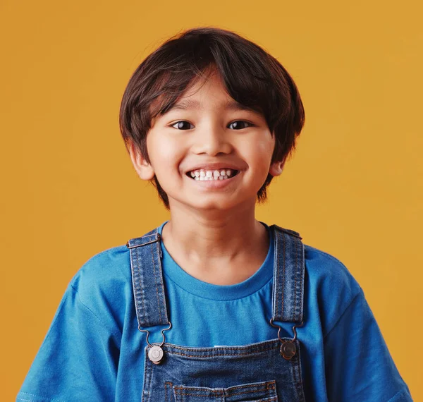 Retrato Lindo Niño Asiático Usando Ropa Casual Mientras Sonríe Emocionado — Foto de Stock