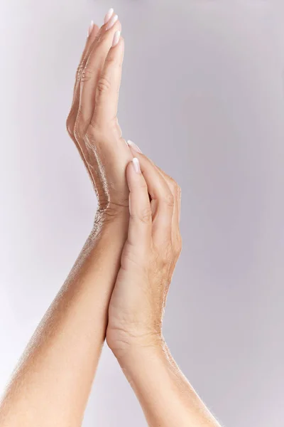 Крупним Планом Невідома Біла Жінка Якою Шкірою Показує Доглянуті Руки — стокове фото