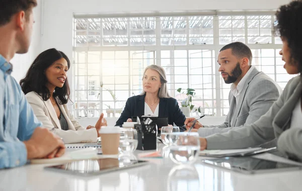 Grupo Cinco Empresarios Diversos Conversando Una Reunión Trabajo Profesionales Negocios —  Fotos de Stock