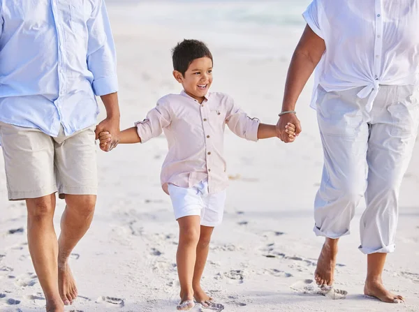 Adorable Niño Sonriendo Mientras Caminaba Por Playa Con Sus Abuelos — Foto de Stock