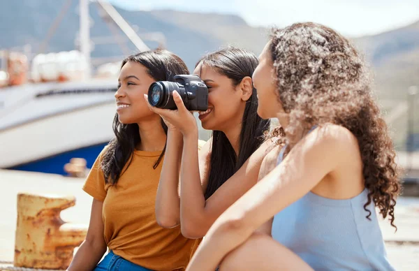 Group Young Women Taking Photos Digital Camera Outdoors – stockfoto