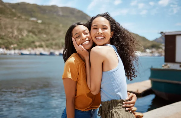 Portrait Two Young Women Hanging Out Together Outdoors — Stock Photo, Image