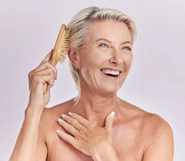 One Mature Caucasian Woman Brushing Her Hair Remove Knots Tangles — Stock Photo, Image