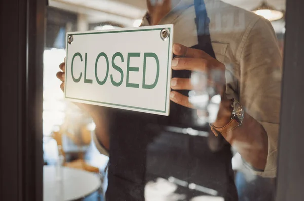 Closeup Hands Businessman Hanging Closed Sign Business Owner Hanging Closed — Foto Stock