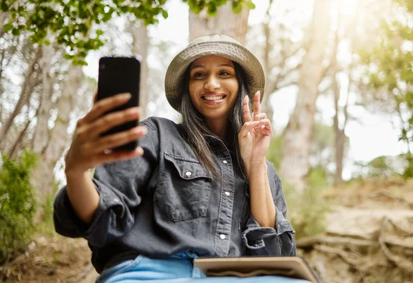 Attractive Young Woman Taking Selfies While Hiking Wilderness — Foto Stock