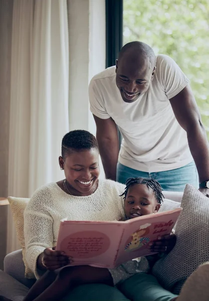 Een Jong Gezin Dat Thuis Samen Een Boek Leest — Stockfoto