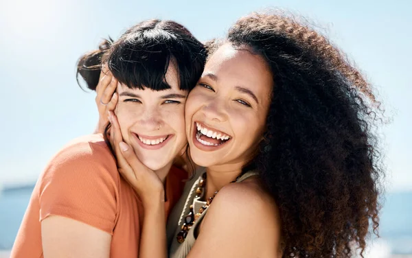 Dos Mujeres Jóvenes Pie Juntas Uniéndose Durante Día Aire Libre — Foto de Stock