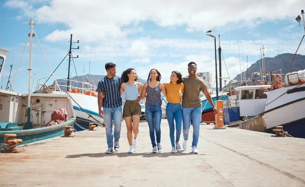 Group Young Friends Hanging Out Together Outdoors — Foto de Stock