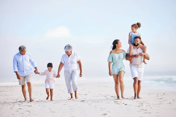 Семья Нескольких Поколений Отдыхает Гуляя Пляжу Вместе Смешанная Раса Семьи — стоковое фото