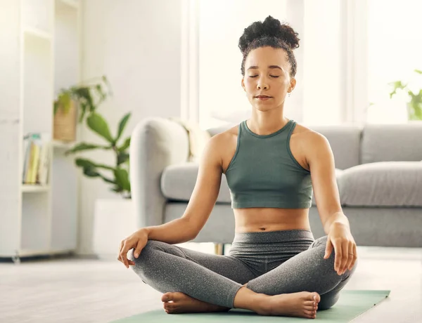 Young Woman Practising Yoga Her Living Room — Stock fotografie