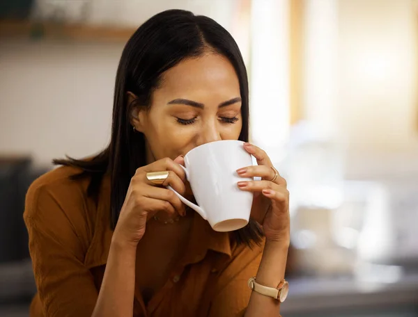 Genç Mutlu Melez Bir Kadın Evde Tek Başına Kahve Içiyor — Stok fotoğraf