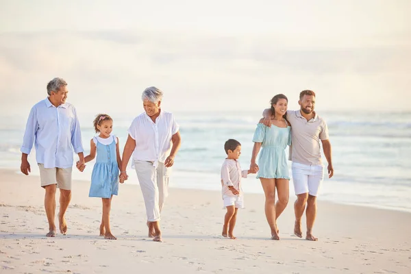 Keluarga Multi Generasi Bergandengan Tangan Dan Berjalan Sepanjang Pantai Bersama — Stok Foto