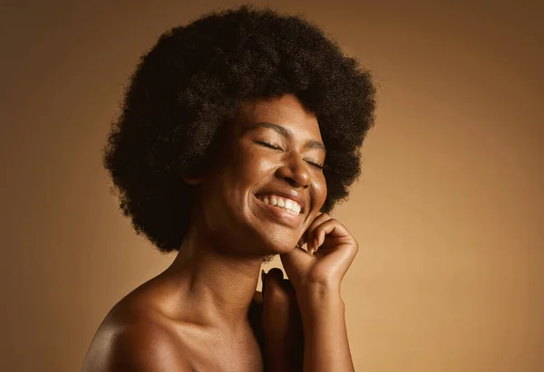 Happy African American Woman Natural Afro Posing Brown Studio Copyspace — Stockfoto