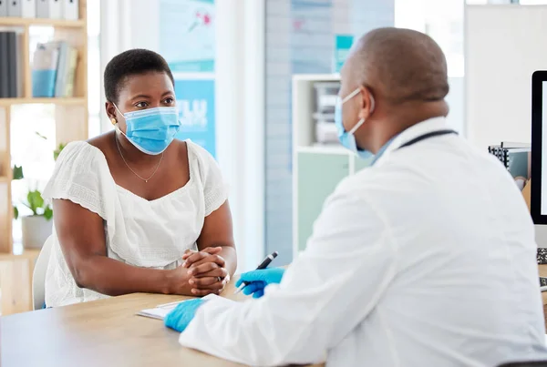 Giovane Donna Che Parla Con Suo Medico Dei Suoi Risultati — Foto Stock