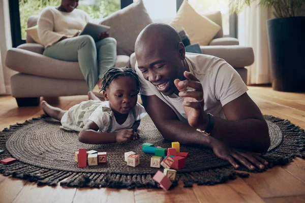 Een Klein Meisje Haar Vader Spelen Met Blokken Thuis — Stockfoto