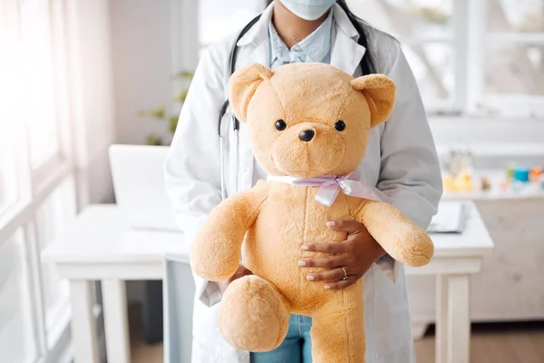 Shot Pediatrician Holding Teddy Bear Her Office — Stok fotoğraf