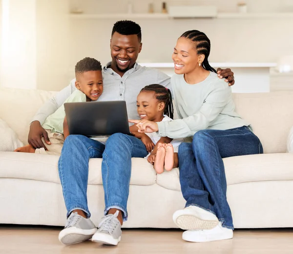 Feliz Jovem Família Afro Americana Sentados Juntos Usando Laptop Curioso — Fotografia de Stock
