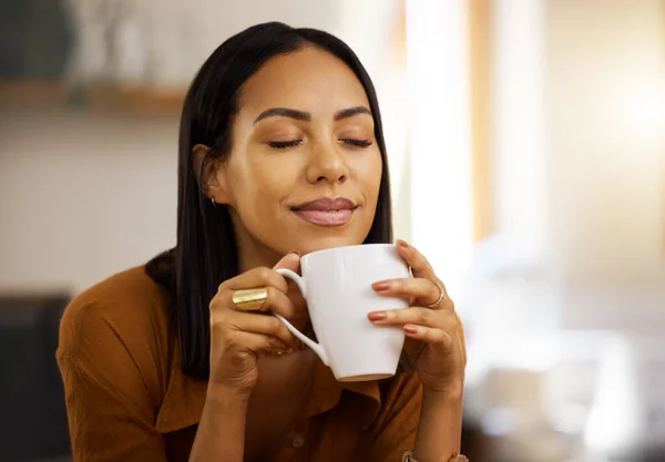 Genç Mutlu Melez Bir Kadın Evde Tek Başına Kahve Içiyor — Stok fotoğraf